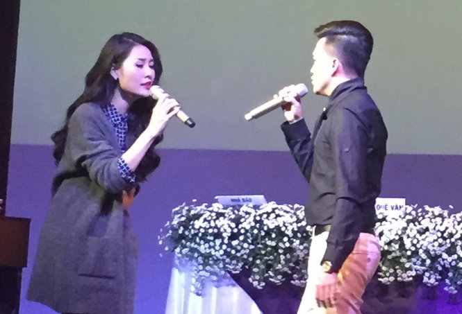 Quế Vân song ca cùng Nam Cường trong buổi ra mắt MV Đi qua thương nhớ - Ảnh: Q.N.