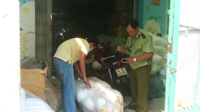 Lực lượng chức năng tiến hành kiểm tra, tạm giữ kho hàng giả trên