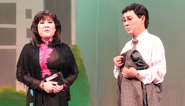 Nghệ sĩ Phượng Liên (vai Hương - The), NSƯT Thanh Sang (vai Cang) trong vở Nửa đời hương phấn. cảnh này, NSƯT Thanh Sang bị tụt huyết áp nhưng ông vẫn ráng hát cho hết lớp diễn - Ảnh: N.Lộc