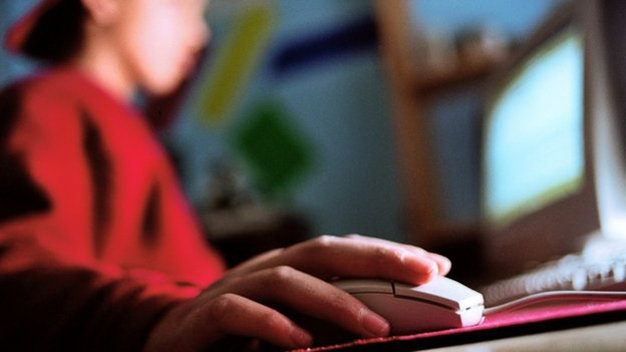 Một mình lang thang trên Internet, trẻ rất dễ rơi vào “cạm bẫy” của những trang web đen - Ảnh: BBCIMG