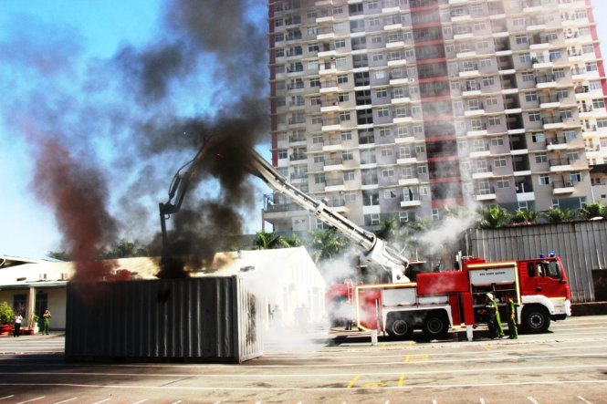 Một đám cháy xảy ra bên trong thùng hàng container, xe chữa cháy rô bốt sẽ chọc thủng thùng container để phun nước vào- Ảnh : Đại Việt