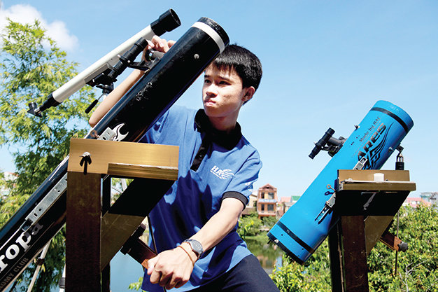 Đặng Hoàng San bên những chiếc kính thiên văn do mình tự chế - Ảnh: Ngọc Hiển