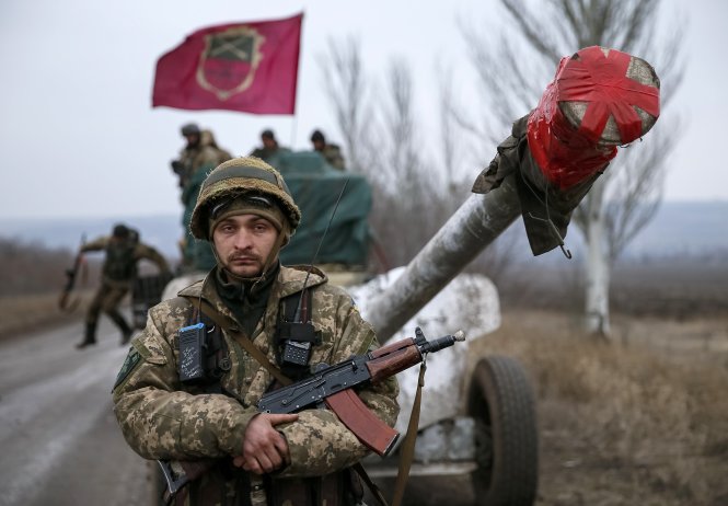 Đoàn xe quân sự và pháo của Ukraine rút khỏi khu vực Debaltseve ngày 26-2 - Ảnh: Reuters