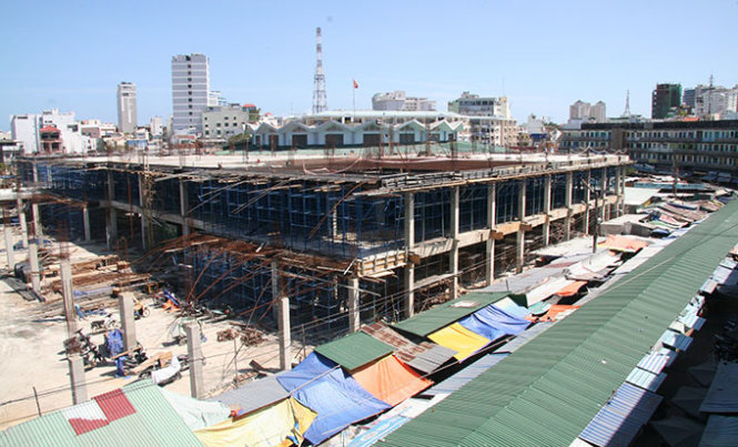 Công trình chợ Đầm mới đang xây dang dở ngay phía sau chợ Đầm tròn - Ảnh: Phan Sông Ngân