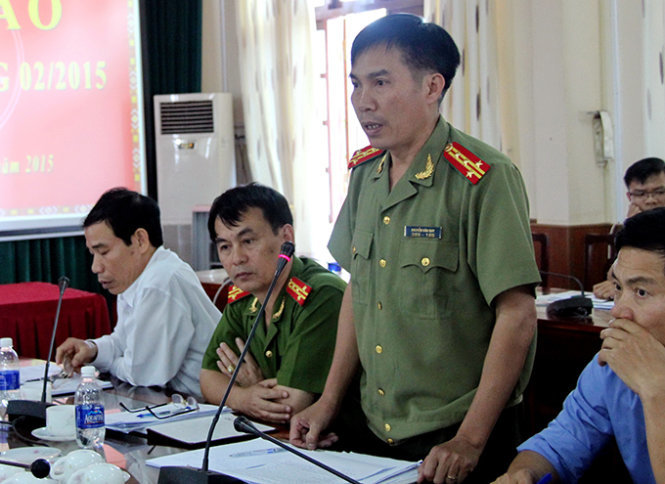 Đại tá Nguyễn Văn Quy - chánh văn phòng Công an tỉnh Đắk Lắk - thông báo hình thức kỷ luật 11 người gồm lãnh đạo, cán bộ Công an huyện Cư Kuin - Ảnh: TR.TÂN