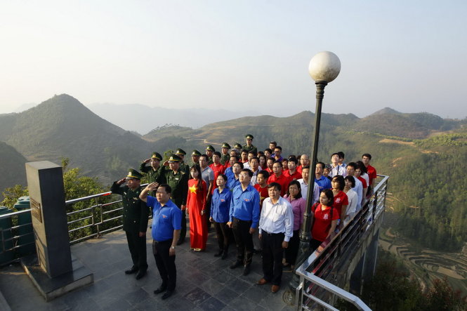 Các đại biểu làm lễ chào cờ tại cột cờ Quốc gia Lũng Cú (Hà Giang) - Ảnh: Nguyễn Khánh