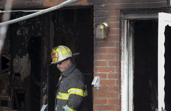 Lính cứu hỏa đang kiểm tar căn nhà bị cháy rụi ở Brooklyn, New York trưa 21-3 Ảnh:Reuters