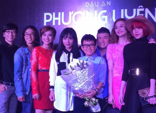 Phương Uyên (cầm hoa) và các “học trò” ở Giọng hát Việt và Nhân tố bí ẩn tại buổi giới thiệu Dấu ấn tháng 3 - Ảnh: Q.N.