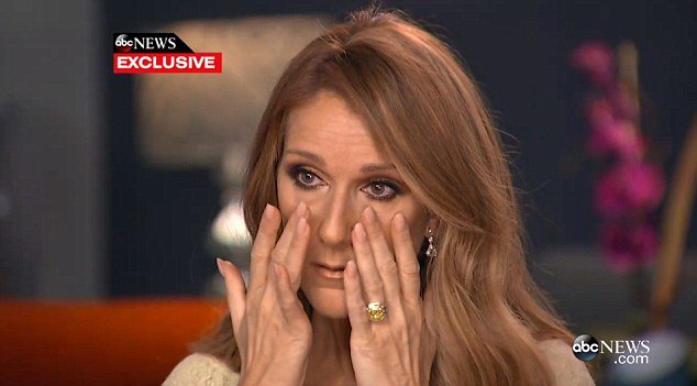 Nữ ca sĩ Celine Dion khóc trong cuộc phỏng vấn khi kể về việc chồng mình phải dùng ống dẫn thức ăn chứ không thể ăn uống bình thường được. Ảnh: Daily Mail.