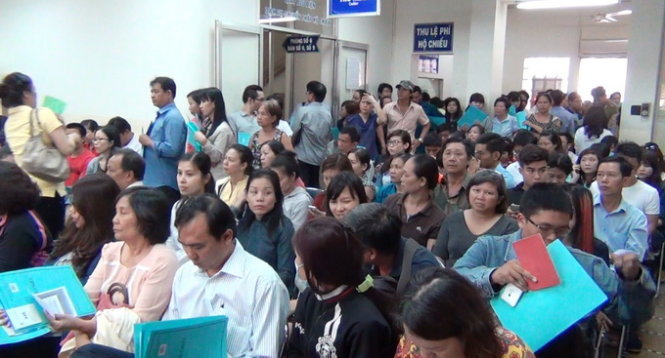 Người dân xếp hàng rồng rắn đi làm hộ chiếu trong ngày 19-3
