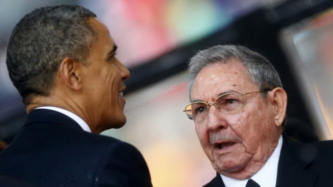 Tổng thống Mỹ Barack Obama và chủ tịch Cuba Raul Castro trong một lần gặp nhau ở Nam phi năm 2013 - Ảnh:Reuters