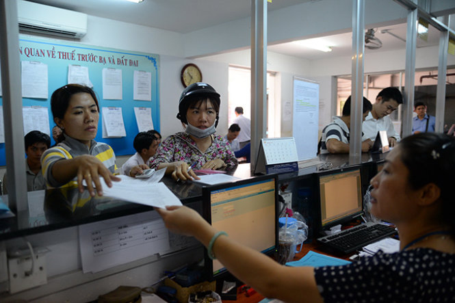 Người dân làm thủ tục đóng tiền sử dụng đất tại Chi cục Thuế Q.Bình Thạnh (TP.HCM) - Ảnh: Hữu Khoa