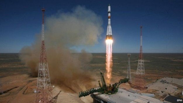 Tàu vũ trụ M-27M rời bệ phóng - Ảnh: EPA