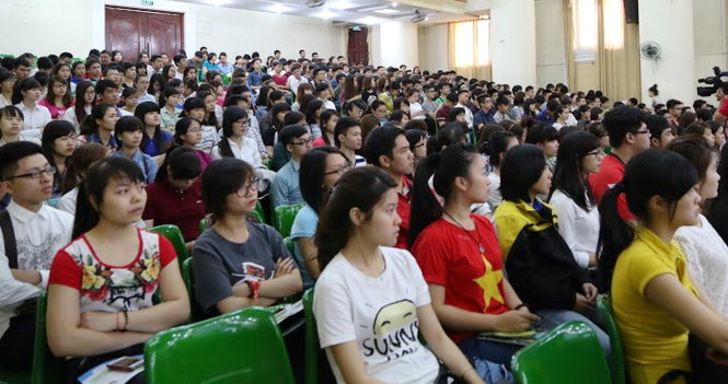 Các bạn trẻ Hà Nội đến với buổi thông tin và tìm hiểu về cuộc thi “Bánh xe khởi nghiệp” 2015 lần đầu tiên mở rộng quy mô toàn quốc - Ảnh: D.H.
