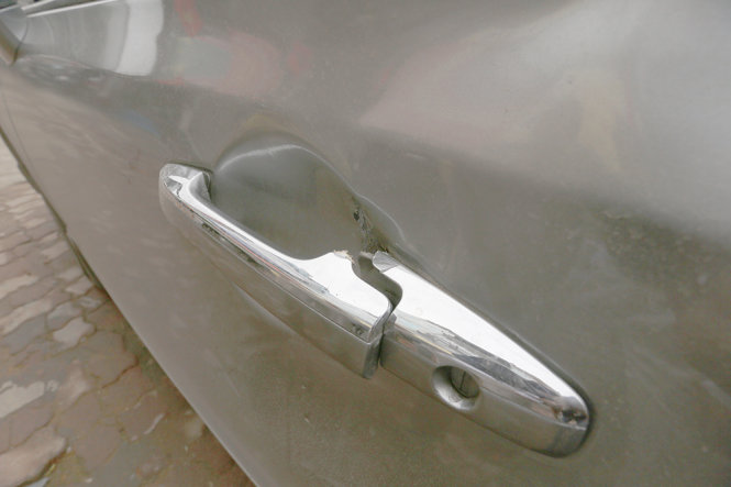 Tay nắm cửa xe Honda Civic bị thanh thép làm gãy - Ảnh: Đỗ Bá
