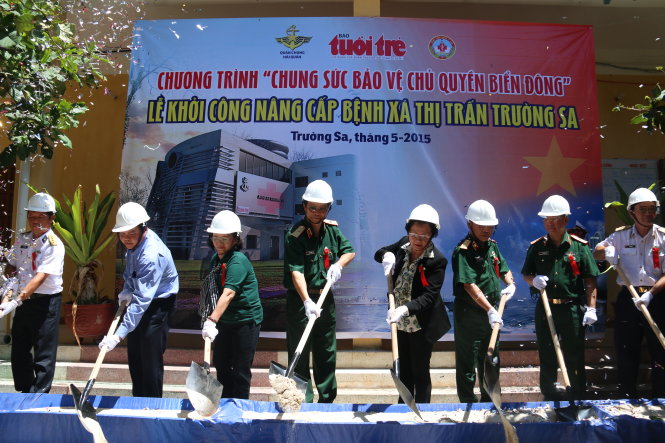 Đại biểu dự lễ khởi công nâng cấp bệnh xá thị trấn Trường Sa (huyện đảo Trường Sa, Khánh Hòa) - Ảnh: T.Long