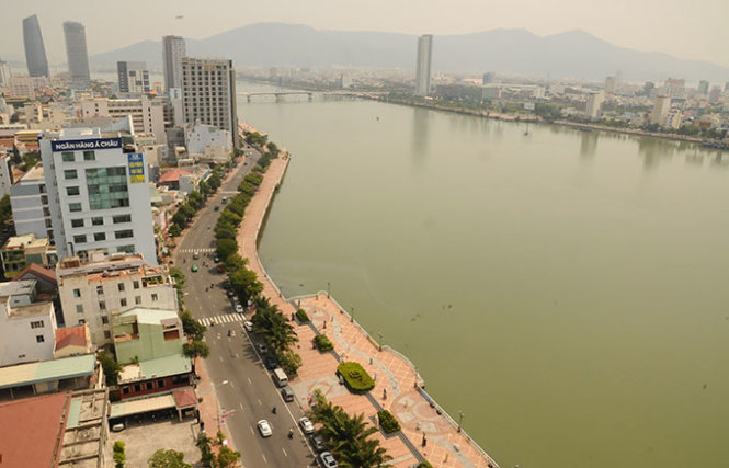 Đường Bạch Đằng, phía bờ tây sông Hàn, trở thành nơi sinh hoạt cộng đồng lý tưởng cho người dân - Ảnh: Đăng Nam