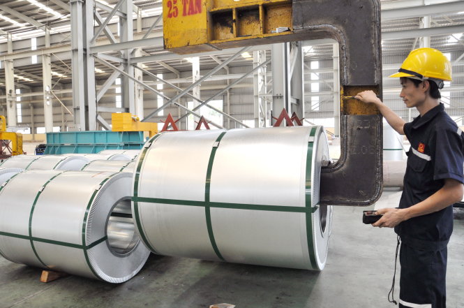 Một loạt sản phẩm thép của VN đã bị các nước liên tục kiện phòng vệ thương mại trong những năm gần đây. Trong ảnh: sản xuất tôn kẽm, tôn mạ màu tại Nhà máy tôn Hoa Sen Phú Mỹ (Tập đoàn Hoa Sen, Khu công nghiệp Phú Mỹ 1, Bà Rịa - Vũng Tàu) - Ảnh: T.V.N.