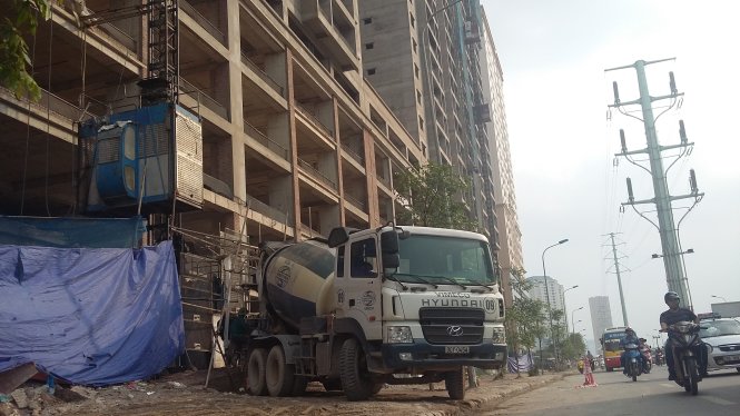 Bụi từ công trình xây dựng tại dự án C37, khu đô thị mới Phùng Khoang, P.Trung Văn, Q.Nam Từ Liêm, Hà Nội - Ảnh: Quang Thế