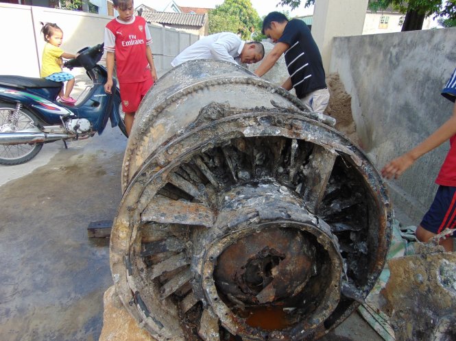 Khối kim loại do ngư dân trục vớt lên bờ nghi là một bộ phận máy bay - Ảnh: Văn Định