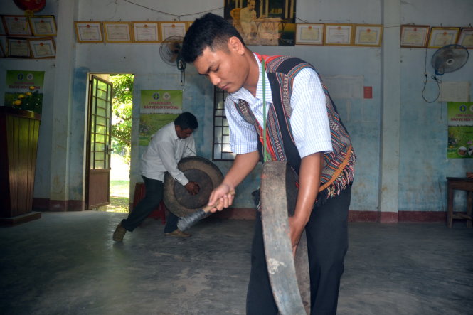 Ngọc Hải biểu diễn cồng chiêng trong nhà văn hóa ấp - Ảnh: Q.Phương