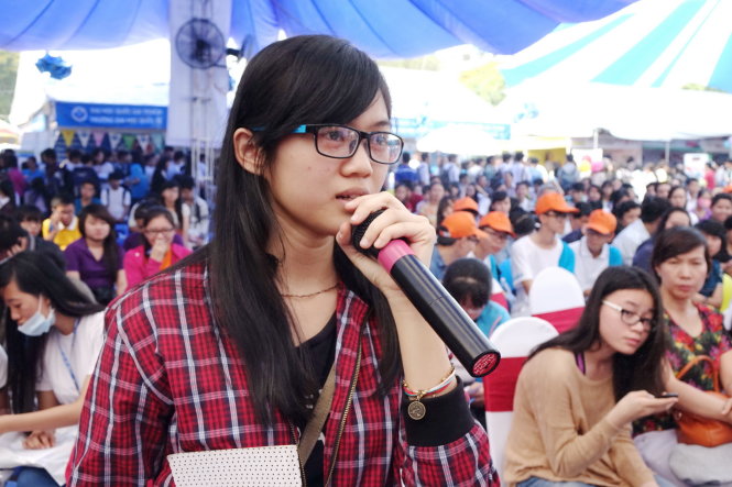 Học sinh tham dự ngày hội tư vấn tuyển sinh - hướng nghiệp tại TP.HCM đặt câu hỏi cho ban tư vấn về cách chọn ngành nghề tương laiẢnh: NHƯ HÙNG