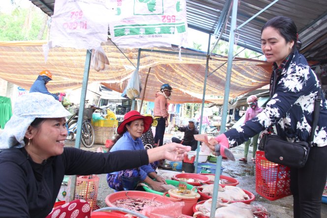 Tiểu thương góp tiền từ thiện chăm lo cho những mảnh đời nghèo khổ - Ảnh: T.Mai