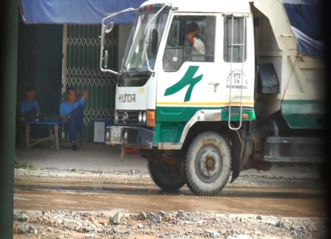 Xe ben chở đá từ mỏ Tân Cang (Đồng Nai) vô tư chạy, bất chấp thanh tra giao thông đang chốt tại cây xăng số 14 (đường Đinh Quang Ân, ấp Hương Phước, xã Phước Tân, TP Biên Hòa) - Ảnh: Hoàng Lộc