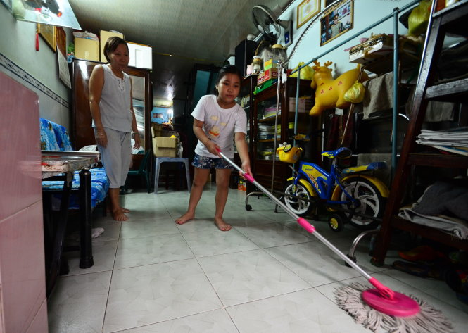 Tập cho trẻ phụ giúp việc nhà, tạo nhiều kỷ niệm gia đình cũng là một cách giúp trẻ bớt vô cảm - Ảnh: Thanh Tùng