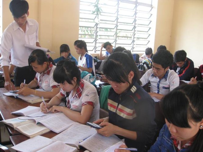 Học sinh Trường THPT Giai Xuân trong giờ ôn thi - Ảnh: M.Tâm