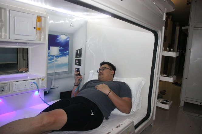 Ông Harris Nordin thoải mái thư giãn trong phòng ngủ con nhộng loại VIP có giá khoảng 150.000 đồng/ngày - Ảnh: H.Đ.
