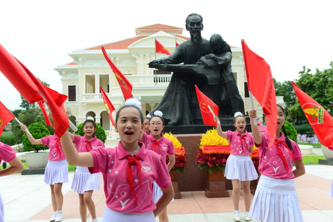 Diễn văn nghệ trước tượng Bác Hồ với thiếu nhi tại Nhà Thiếu nhi thành phố chiều 31-5 - Ảnh: Quang Định