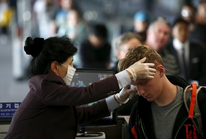 Kiểm tra thân nhiệt hành khách tại phi trường quốc tế Incheon, Hàn Quốc ngày 2-6 - Ảnh: Reuters