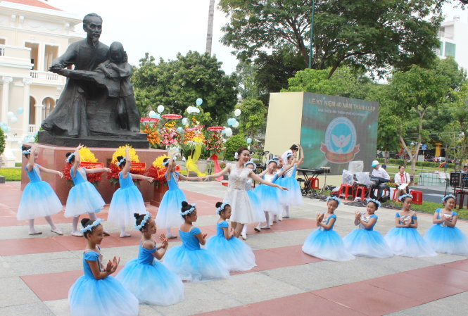 Biểu diễn múa ballet của đội múa Nhà Thiếu nhi TP.HCM trong lễ kỷ niệm 40 năm thành lập - Ảnh: Q.L.