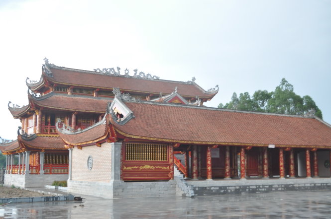 Nhà bái đường trong khu Văn miếu tỉnh Vĩnh Phúc với các cột làm bằng gỗ sơn son thếp vàng Ảnh: V.V.TUÂN