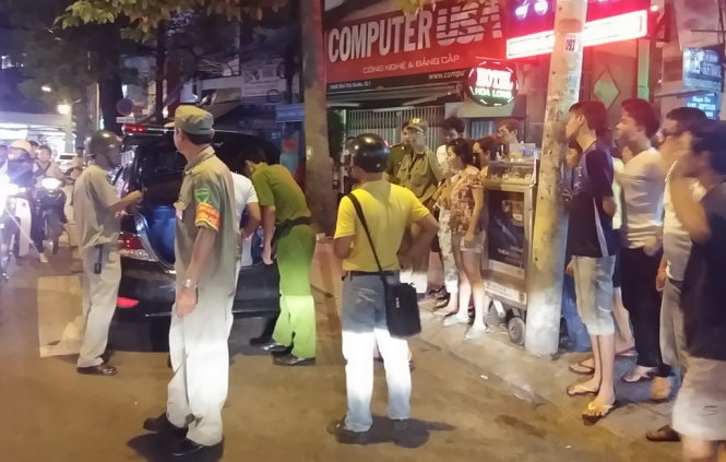 Công an Q.Bình Thạnh đang khám xét ô tô do các nghi can trong một chuyên án ma túy điều khiển. ảnh: Đức Thanh