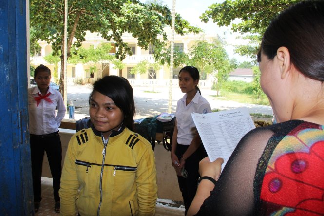 Các em học sinh thi tuyển vào Trường THPT DTNT tỉnh Quảng Ngãi tại hội đồng thi THCS DTNT huyện Sơn Hà - Ảnh: Trần Mai
