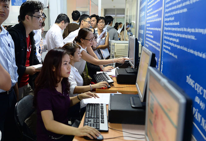 Người dân và đại diện doanh nghiệp quyết toán thuế tại Cục Thuế TP.HCM chiều 30-3 - Ảnh: Thuận Thắng