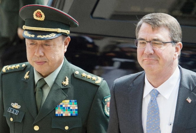 Ông Phạm Trường Long (trái) gặp Bộ trưởng Quốc phòng Carter ở Lầu Năm Góc ngày 11-6 - Ảnh: AFP