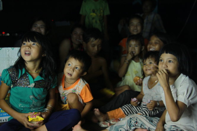 Những cô bé cậu bé trong phim chăm chú nhìn lại chính mình trên màn hình - Ảnh: Đăng Hiệp