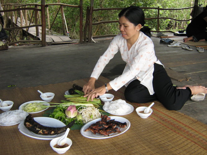 Chuẩn bị thưởng thức cá lóc nướng trui - Ảnh: P.S.Lộc