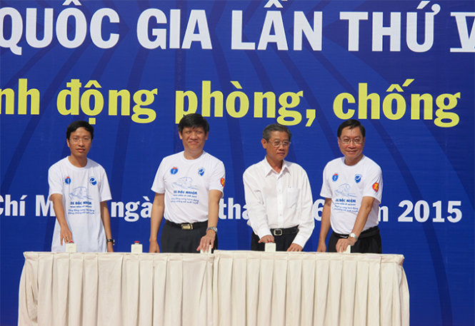 Ông Hứa Ngọc Thuận, Phó chủ tịch UBNDTP ( thứ ba từ trái qua) đang cùng với các lãnh đạo ngành y tế phát hành xuất phát đoàn xe diễu hành - Ảnh: Thùy Dương