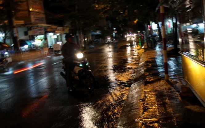 Mưa xuất hiện trên đường Lê Hồng Phong, TP Phan Rang-Tháp Chàm. - Ảnh: M.TRÂN