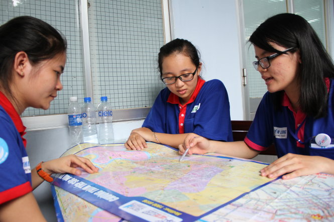 Các bạn tình nguyện viên trao đổi cách hỗ trợ thí sinh - Ảnh: P.Tuần