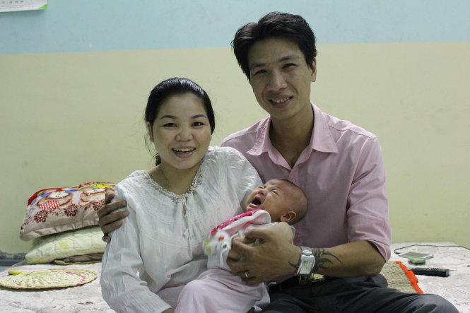 Gia đình nhỏ của anh Phương - Ảnh: Thủy Tiên