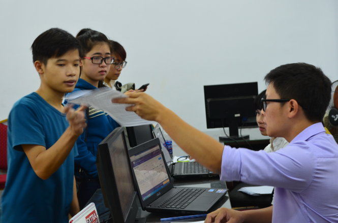 Thí sinh làm thủ tục điều chỉnh sai sót trên giấy báo thi tại Cơ quan đại diện Bộ GD-ĐT tại TP.HCM - Ảnh: M.Giảng