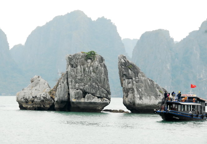 Cảnh đẹp của Hạ Long luôn thu hút nhiều du khách. Trong ảnh: khách tham quan hòn Trống Mái ở Vịnh Hạ Long - Ảnh T.T.D.