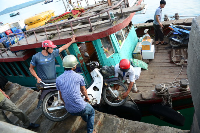 Bốc xe xuống tàu ra đảo Cô Tô - Ảnh: H.D.