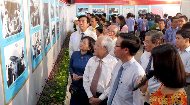 Ủy viên Trung ương Đảng - Chủ tịch UBND TP.HCM Lê Hoàng Quân, Ủy viên Trung ương Đảng - Phó bí thư thường trực Thành ủy TP.HCM Võ Văn Thưởng và đông đảo lãnh đạo và nhân dân TP.HCM đến dự khai mạc triển lãm - Ảnh: L.Điền