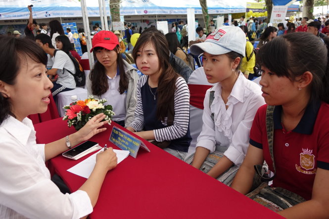 TS.BS Trần Thị Minh Hạnh, phó giám đốc Trung tâm Dinh dưỡng TP.HCM, tư vấn về dinh dưỡng mùa thi cho các bạn trẻ tại ngày hội tư vấn tuyển sinh - hướng nghiệp năm 2015 do báo Tuổi Trẻ tổ chức - Ảnh: Như Hùng